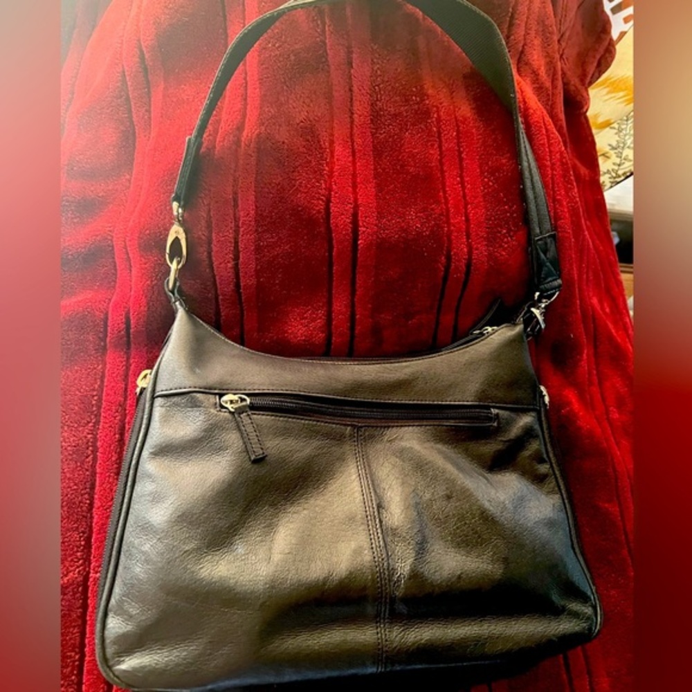 Gun Tote’n Mama Conceal Carry bag, Leather, Black, 2 Side zips with Velcro.